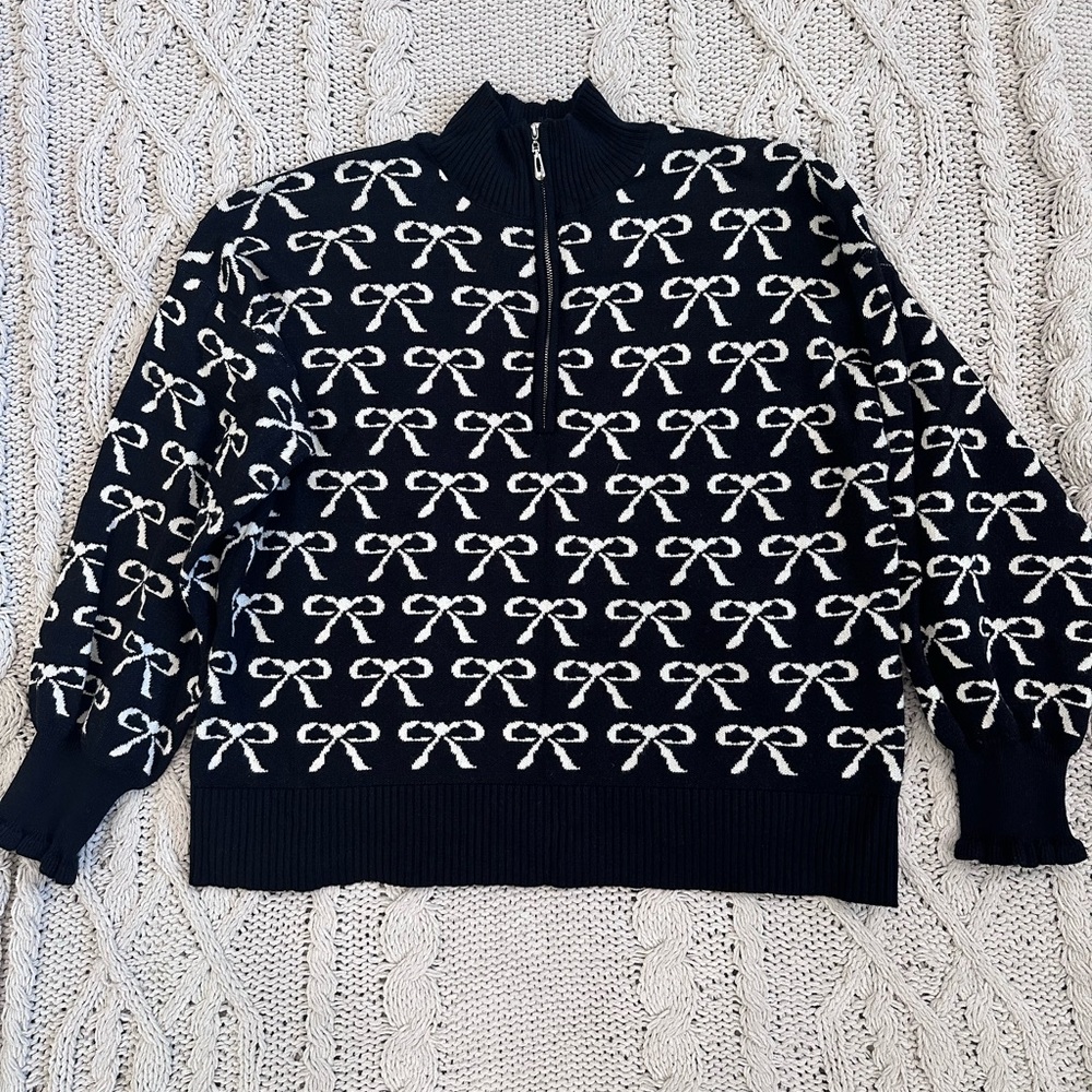 Entro Black and White Bow Pattern Women's Zip-Up Sweater
